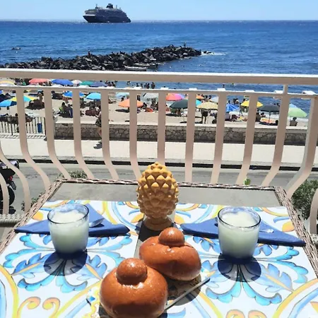 Arcadia Golden Bay 아파트 지아르디니낙소스